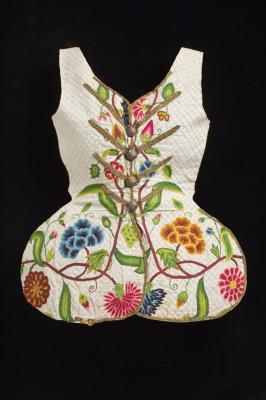 Indiai hímzéssel díszített angol fűző, 1730-1760 körül