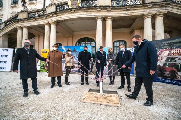 Lerakták a fertődi Esterházy-kastély 4 milliárd 252 millió forintos, részben európai uniós, részben hazai forrásból 2022 őszéig megvalósuló turisztikai célú fejlesztésének alapkövét pénteken.\r\n