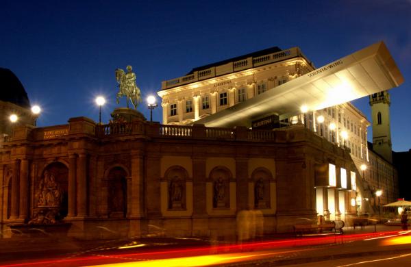 A bécsi Albertina kivilágított épülete