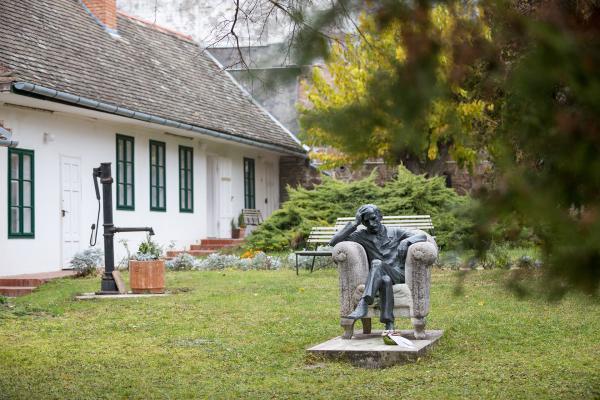 A Babits Mihály Emlékház kertje