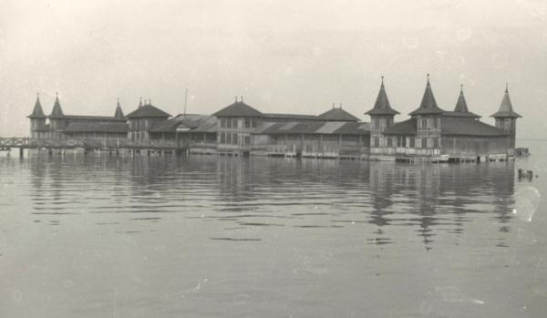 A régi balatonfüredi fürdőház fényképe