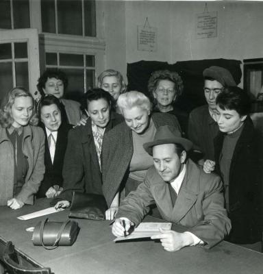 1952. szept. 25.:  Békekölcsönjegyzés a Nemzetiben