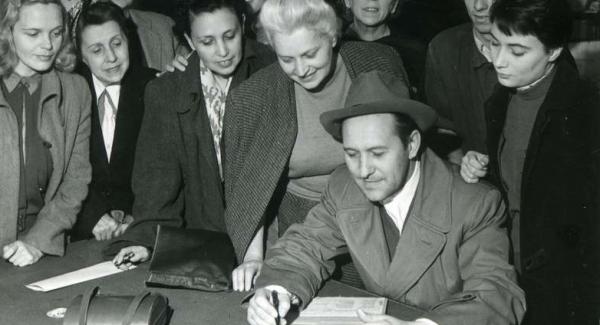 Békekölcsönjegyzés a Nemzeti Színházban, elöl Bessenyei Ferenc, 1952. szeptember 25.