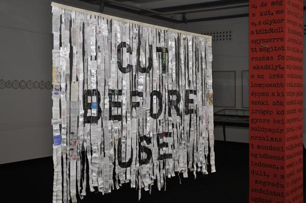 Benczúr Emese: Használati utasítás, 2012 - textil, ruhacímkék (120x190 cm)\r\n