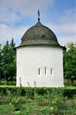 A palócok legrégibb templomaik jellemzően körtemplomok voltak. A köralak önmagában is a tökéletességet, a végtelent, az istenit idézi. A képen: a benyi román kori körtemplom.