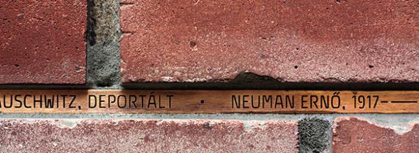 Az egyetem épületének téglafalából kikapart habarcs helyére a Trefort-kerten végigfutó bronzcsíkot helyeztek el az áldozatok nevével. 