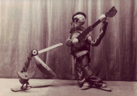 Banjo úr és pelikánja. Blattner Géza bábjai. Párizs, 1929
