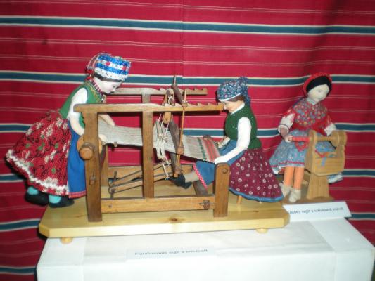Szövés, csévélés (Bocsi Éva népviseletes babáival)