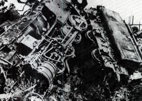 Bombatalálat érte a hatvani vasútállomást (1944)