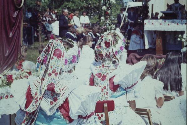 Búcsú az 1980-as években, viseletben