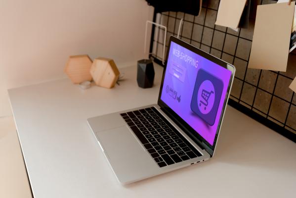 A nagy kérdés: saját webshopunk legyen, vagy inkább béreljünk egyet?