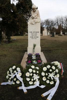 Csók István síremlék
