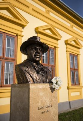 Csók István mellszobra Cecén
