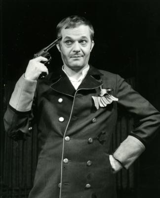 Darvas Iván Bluntschli szerepében / 1970 / Keleti Éva – MTI / George Bernard Shaw: A hős és a csokoládékatona, Pesti Színház, Budapest, 1970 – r.: Kapás Dezső