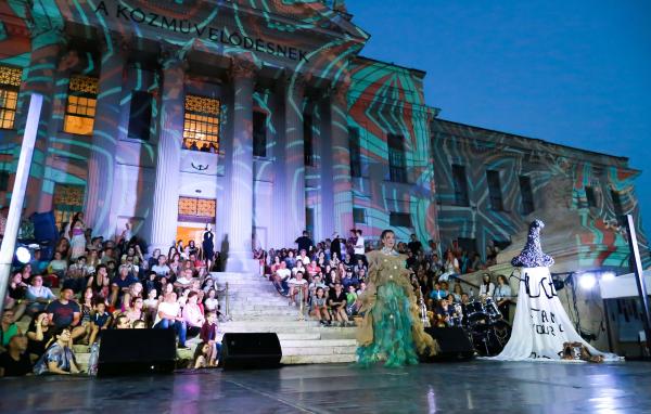 Újra divattervező pályázatot hirdet a Móra-múzeum