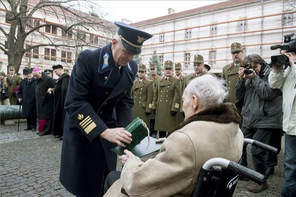 Orosz Zoltán altábornagy, vezérkarifőnök-helyettes emléktárgyat ad át Smohay Ferenc doni veteránnak