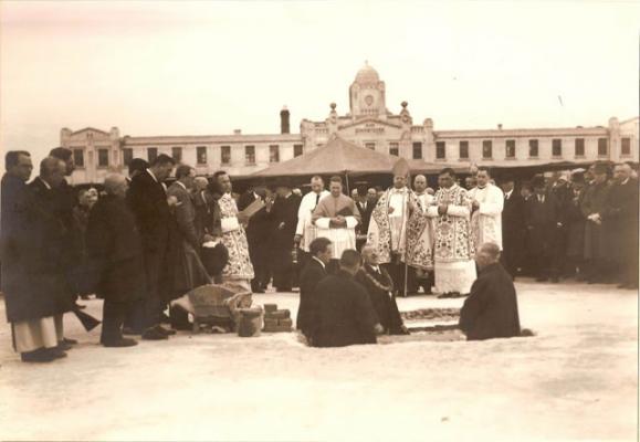 A Maurinum alapkőletétele 1928-ban. A gödörben Vasváry Ferenc rektor mond beszédet. (Pécs)