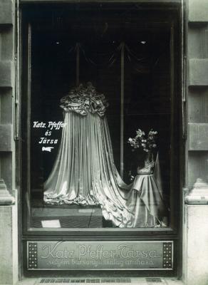 A Budapesti II. Kirakatverseny (1911) 1. helyezett kirakata - Katz, Pfeffer és Társa Selyem bársony szalag Áruháza\r\n