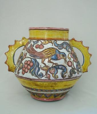Goszthony Mária (1893-1989): Madaras váza, 1930-as évek. Ónmázas fajansz