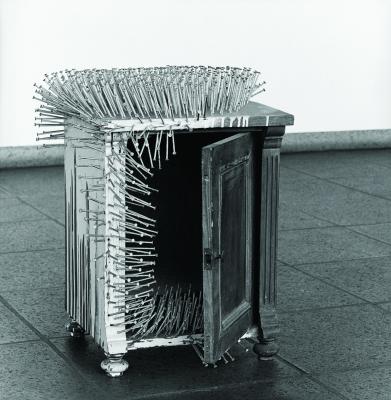 Günther Uecker Éjjeliszekrény, 1963., Szög, olajfesték, fa