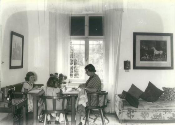 A Hatvany-Deutsch család ebéd közben