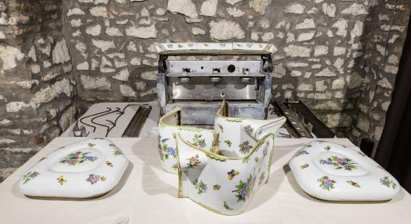 Pécs nagy múltú cukrászdája, a Caflish cukrászda egykori herendi porcelán burkolatú kávégépe - restaurálás előtt