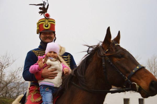 Huszár lovon kislányával