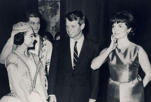 Margot Fonteyn és Róna Viktor az American Ballet Theatre gálaestje után az Egyesült Államok elnökét, John F. Kennedyt képviselő first lady, Jacqueline Bouvier Kennedy és Robert F. Kennedy igazságügy-miniszter gratulációját fogadják. Washington, 1962, ismeretlen felvétele (PIM-OSZMI Táncarchívum, ltsz.: 24.536)