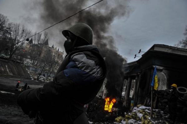 Egy tüntető őrt áll a Dinamo stadionnál álló barikádon