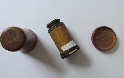 Fakeretben, nagyító lencse és tartója. (12 cm) Kisfaludy Sándor személyes használati tárgyaként Darnay Kálmán Múzeumában egyedi leltárszám alatt \"Távcső és Tartója\" néven.