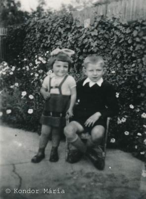 Kondor Béla és Mária a pestszentlőrinci házuk udvarán, 1940