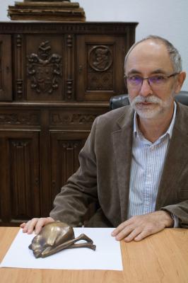 Kostyál László kedvenc múzeumi tárgyával: Fischer György: Fülöp c. szobrával