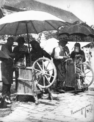Köszörűsök a piacon, 1912, Pécs