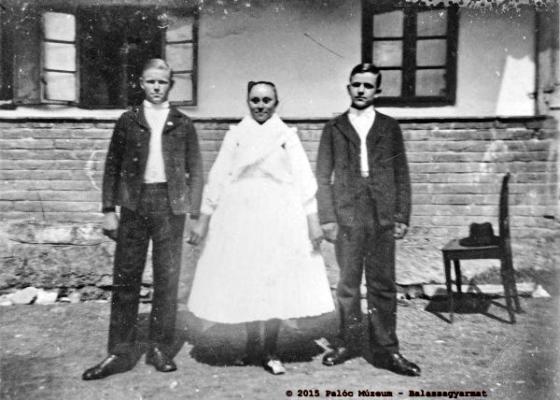Lány és legények a pünkösdvasárnapi nagymiséhez ünneplőbe öltözve, 1941. Szendehely