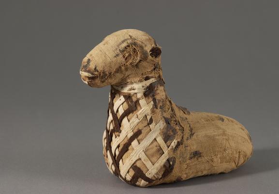 Kos formájú múmia, amely egy bárány maradványait tartalmazza, Kr. e. 664-332 vagy 332-30