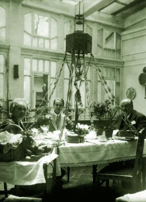 Grosschmid Géza, Grosschmid Gézáné és fiuk Márai Sándor a húsvéti asztalnál Kassán, 1925 körül, ismeretlen fotója az MNMKK PIM gyűjteményéből