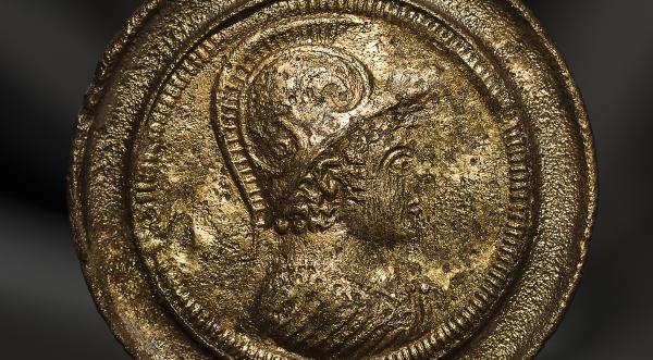 Bronz ruhakapcsoló tű; lelőhely: Nyíregyháza–Felsősima, Gyebrás-tanyától ÉK-re, M3 autópálya 161. lelőhely 202. sír, 2005; kor: császárkor, Kr. u. II–III. század