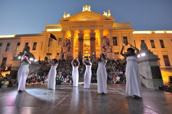 A Caliana Táncegyesület Istennők táncai című táncbemutatója a szegedi Móra Ferenc Múzeum előtt felállított színpadon a Múzeumok éjszakáján 2014. június 21-én.