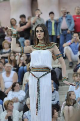 Egy modell budapesti és szegedi divatiskolák növendékei által tervezett ókori egyiptomi ihletésű ruhát mutat be a szegedi Móra Ferenc Múzeum előtt felállított színpadon a Múzeumok éjszakáján 2014. június 21-én.