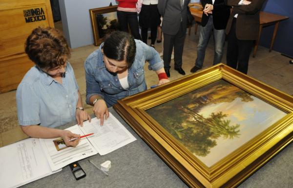 A mexikói kurír, Georgina Dominguez és a Magyar Nemzeti Galéria restaurátora, Berta Éva ellenőrzik Markó Károly A törvénysértés (1854) című festményének állapotát<br>Fotó: Mester Tibor, MNG