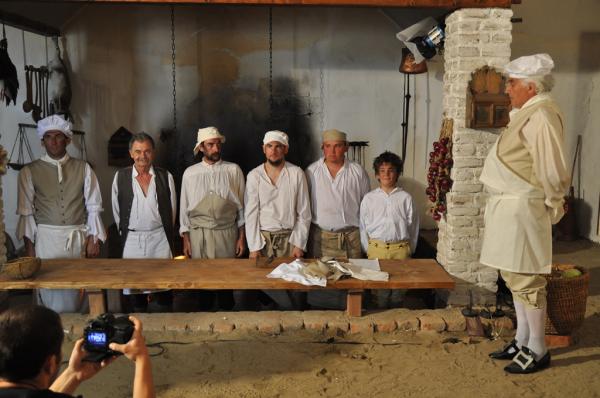 Sorakozó a főszakács előtt - a Lakoma c. film egyik jelenetében<br>Fotó: Nagy Gyöngyvér, Csíki Székely Múzeum