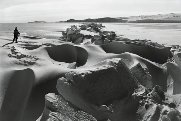 Jégtömbök a Barne-gleccsernél, H. G. Ponting felvétele, 1911.<br>Forrás: www.atlasgallery.com