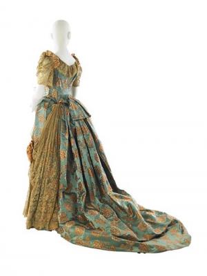 Vízkék szatén estélyi, C. F. Worth tervezése, ca. 1880.<br>Forrás: www.collections.mcny.org