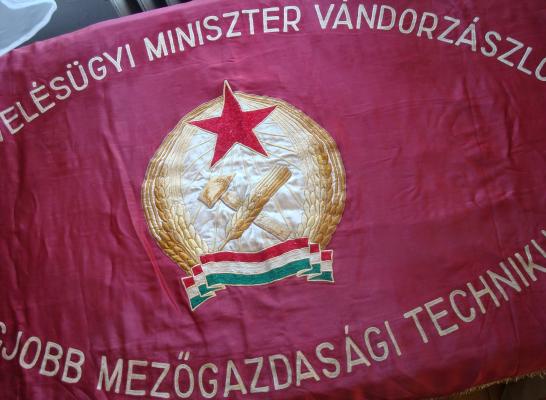 Az iskola egyik vándorzászlója 