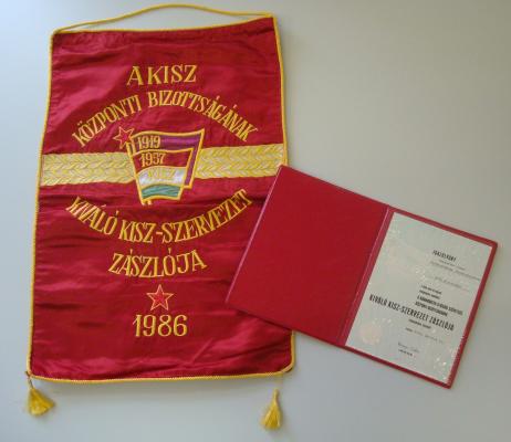 Falra akasztható vörös selyemzászló és a kísérő oklevél 1986-ból