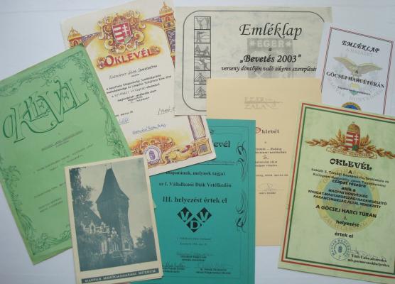 Válogatunk még címekből, melyekhez szép helyezések tartoznak: Kolontól Zaláig, Bevetés 2003, Vállalkozói Diák Vetélkedő, Színházi Világnap és a rendszeres Göcsej Harci Túra 