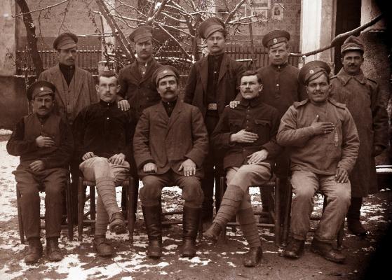 Orosz hadifoglyok Véménden, német polgároknak kiadva szolgálnak