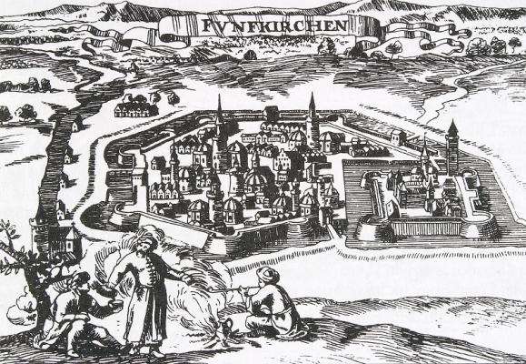 \"Pécs a török kor végén\" - Anton Ernst Burckhard von Birkenstein rézmetszetének másolata. A 17. századi metszeten a város középkori eredetű erődítései is jól láthatók. Ennek egyes részei ma is állnak, pl. az Aradi Vértanúk útján, a dóm és Püspökség épületei körül, valamint a Kórház téren. A városban sétálva érdemes felkeresni ezeket a helyszíneket is.