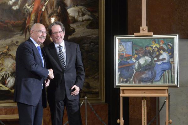 Martonyi János külügyminiszter és Baán László, a Szépművészeti Múzeum és az MNG főigazgatója kezet fog Perlrott Csaba Vilmos \"Festők iskolája\" című olajfestménye mellett