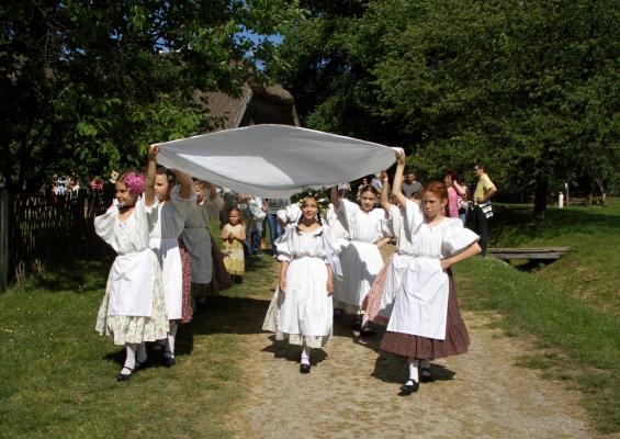 Pünkösdi királyné járás